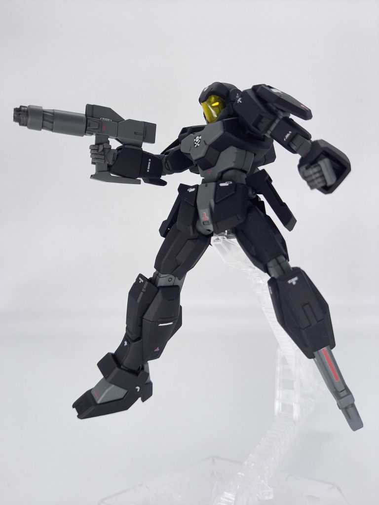 主兵装になるのは、ドッズライフルを改造したドッツガトリンガーで、威力は下がりますが多い弾数によって、敵の被弾数を増やします。数打ちゃ当たるって戦法です(笑)