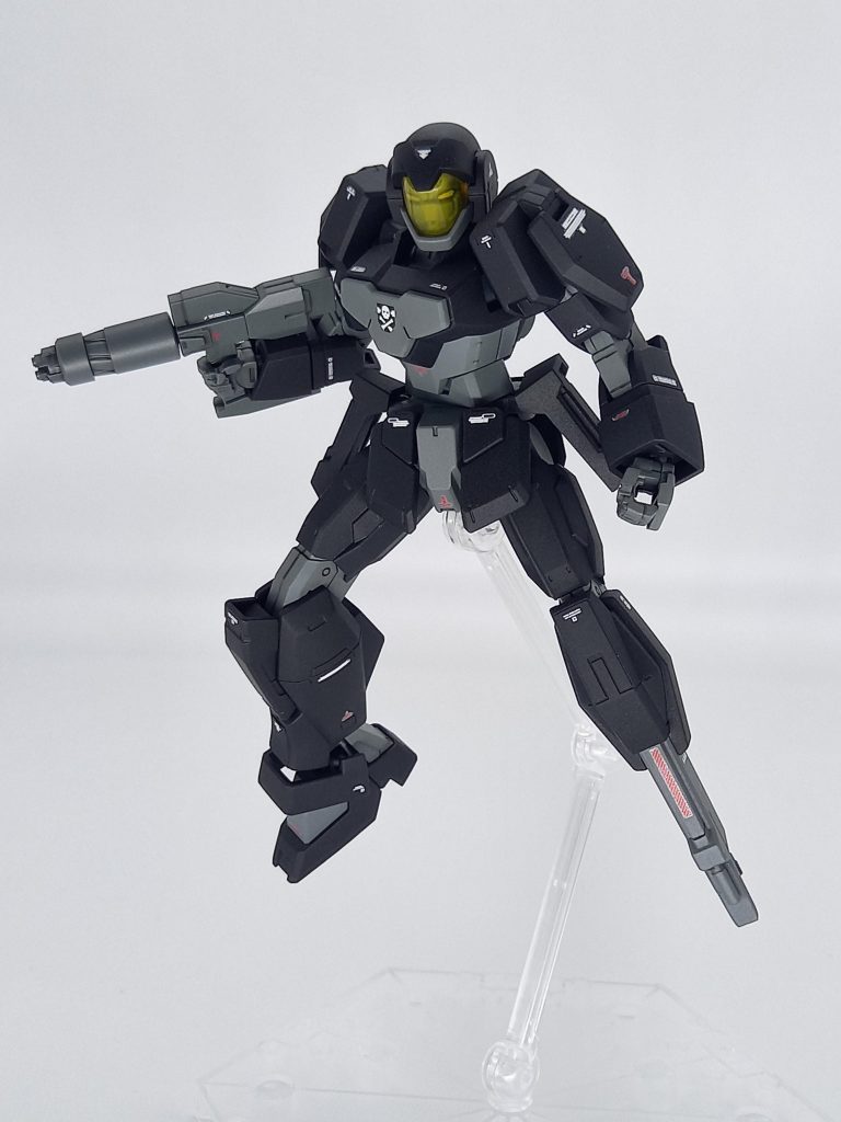 戦闘の先陣を切る機体をイメージしたので、機動力重視の為に、重量負担となるシールドは装備していません。両腰にはビームサーベルを装備しています。
