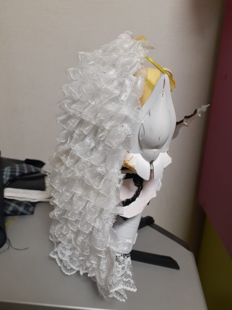 ヴェールの制作途中です。引きずらない程度に長さ調整しつつ。