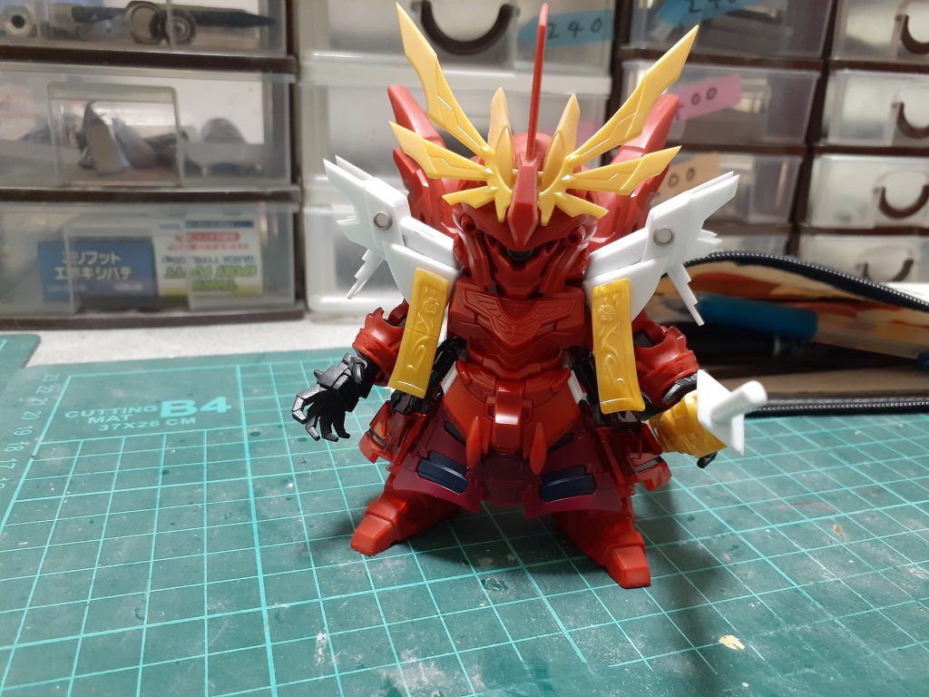 アンテナと脚は呂布シナンジュ肩をスクラッチ前垂と肩に信長エピオンサイドアーマーに荀彧ストライクノワールハンドパーツにHGマスラオ刀は曹操ウイング偉聖の装から