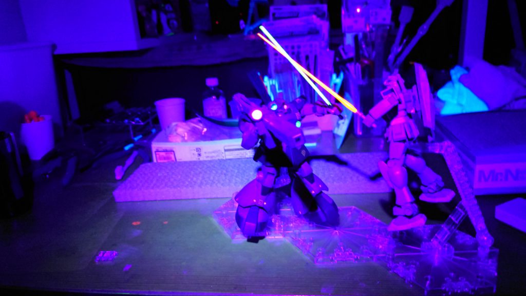 光らせました。