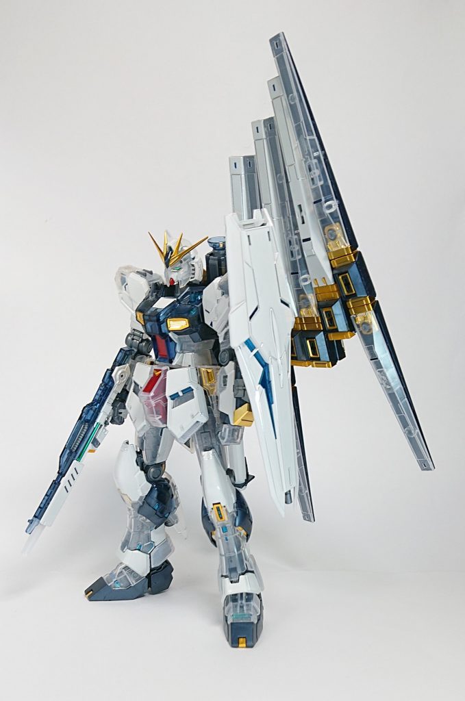外装からチラ見えする内部フレームだったり、ダクトやフィン部分をガンダムマーカーEX コスモメタブルーで塗り、サイコフレームに見立ててます。ツインアイとライフルにはダイソーの装飾テープなんかも貼って、ちょい足しアレンジしてます。