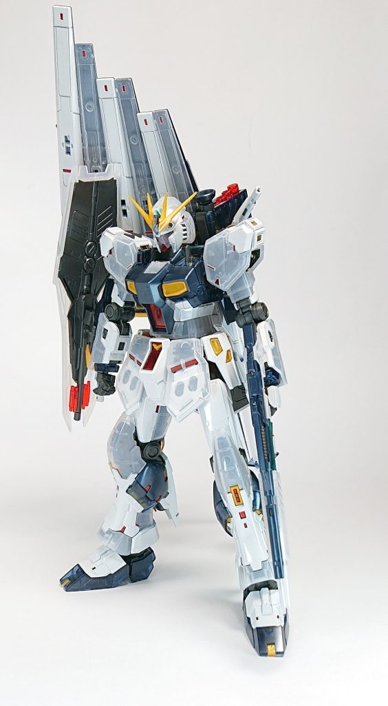 公式Twitterさんのように作った方と同じく、サイコフレームに見立ててガンダムマーカーで部分塗装。使ったのはガンダムマーカーEXロイヤルメタレッド。