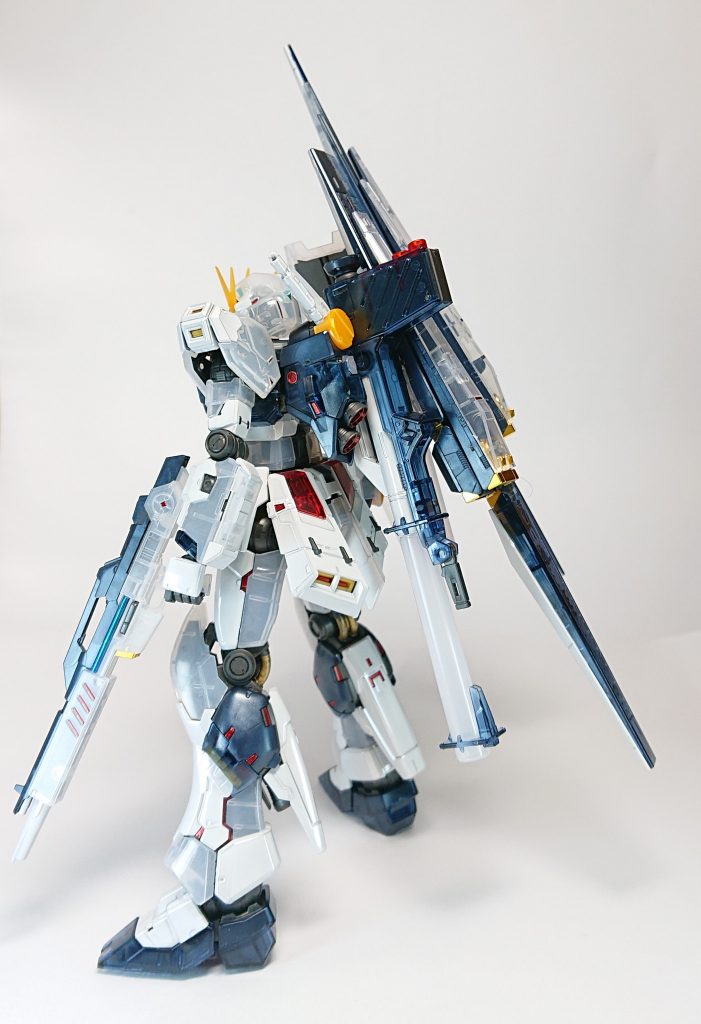 フィン・ファンネルが逆に装備されるだけで、かなり印象が変わります。