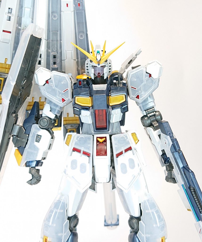 こっちの方のツインアイには装飾テープを使ってないので(似合うようなThe赤色のものがなかった)同じガンダムマーカーで塗ってます。左利きのνガンダム、これもまた一興。