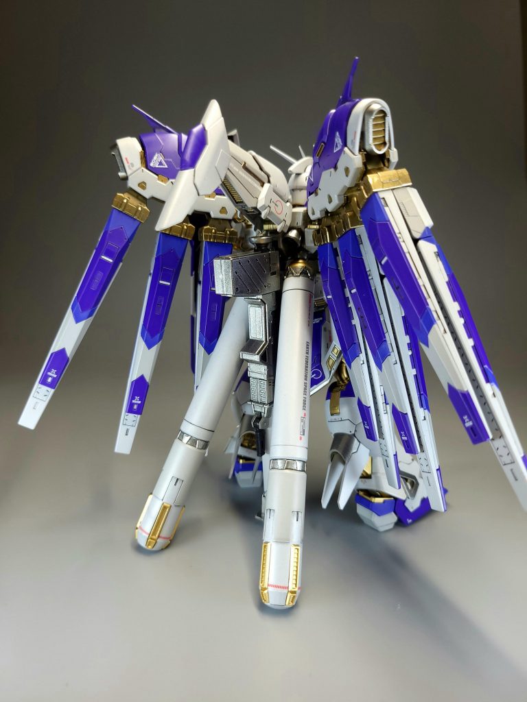フレーム部分は思い切ってゴールドへ変更。自分にとってHi-νガンダムはMGＶｅｒ．Ｋａがしっくりくるので青部分はパーツ分割でグラデーションになるよう紫色に変更しています。装甲の白部分も分かりにくいですがホワイトとグレーの2色に分けました。