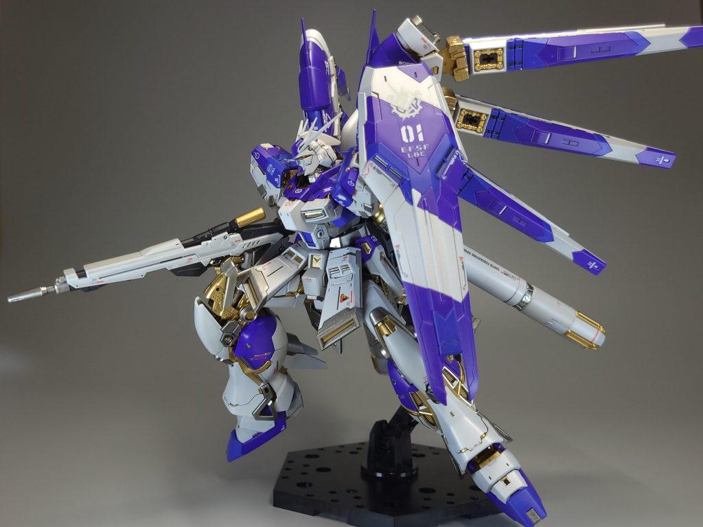 RGということで動きにより装甲がスライドし内部フレームが露出します。