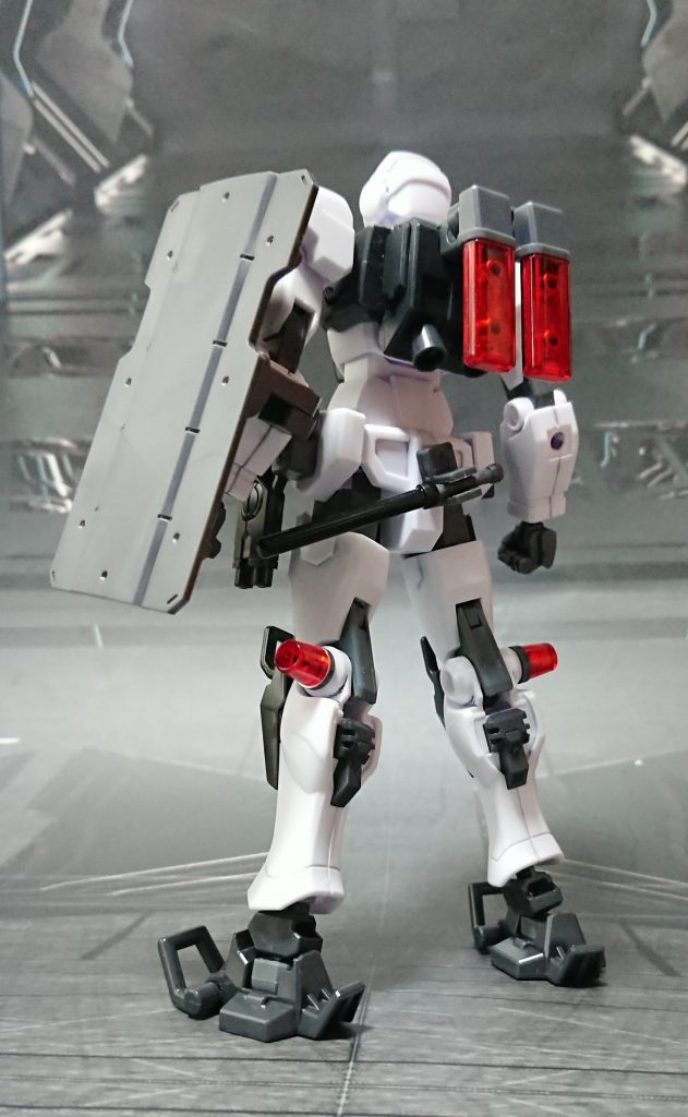 後ろから。武装はキット付属のハンドガンに加え、バリスティックシールドの盾、警棒。マウントラッチも主にバリスティックシールドから。