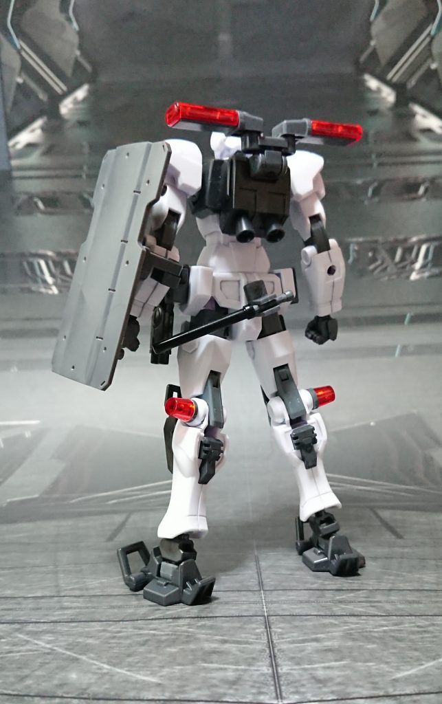 背中のパトランプは可動式、肩の後ろに持ち上がります。