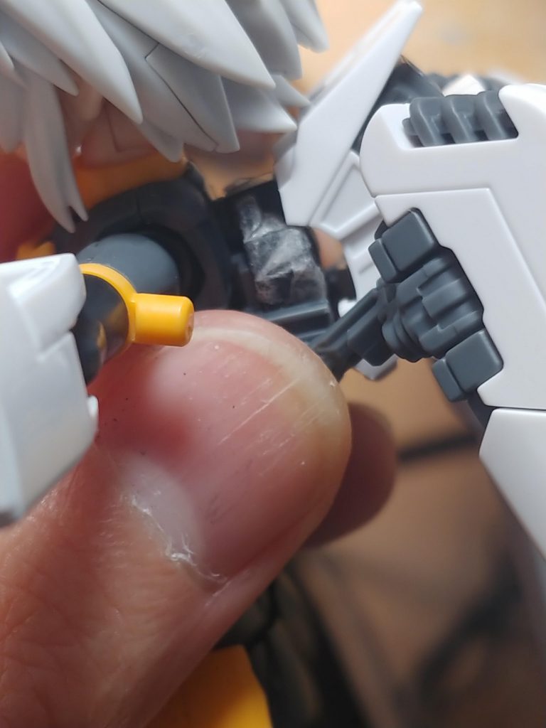 背中のヴェスバーは基部だけ接続部に接着するだけで着いてくれた