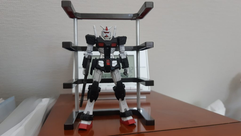 腰のホルスターはプラ板の貼り合わせ、ビームライフルはSDガンダムのものを削り込んで作りました。