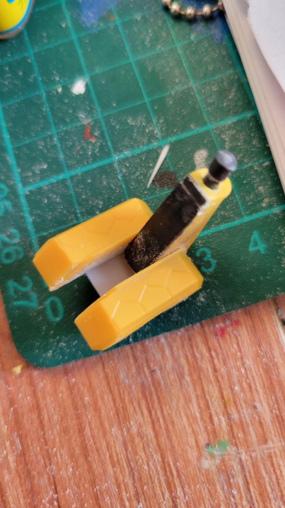 尾翼部份進行切割再填補將中間背部PC膠位置改成尾翼部份可轉動的零件部份