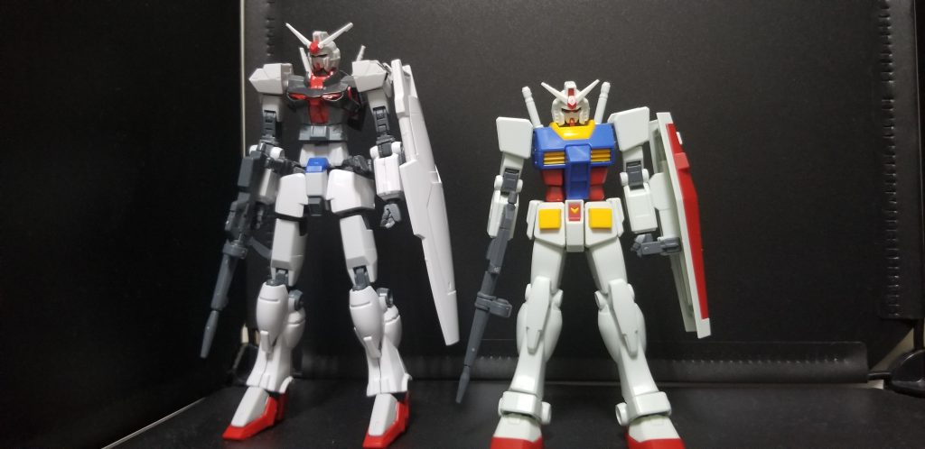初代ガンダムとの比較。足で長さを稼いでる?