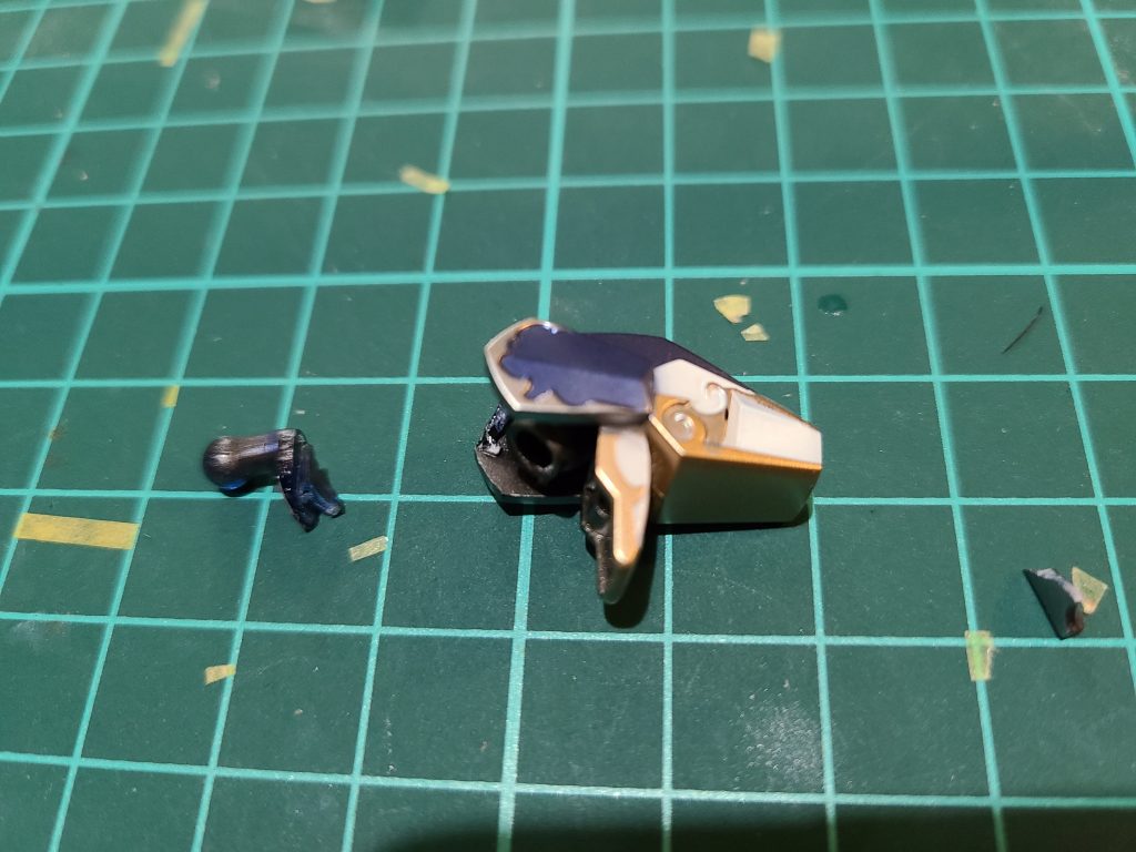 塗装後に両肩割れました。クリアーパーツ…