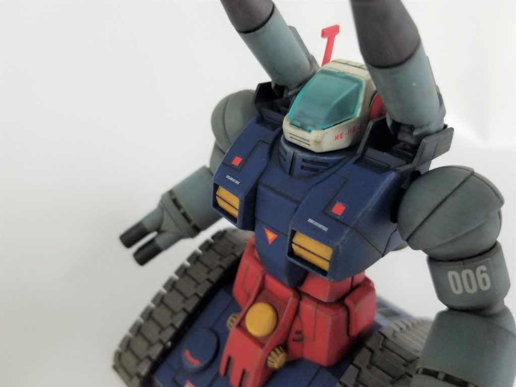 頭部のクリアパーツは、中のパイロットが不自然なためつや消し吹いて見えないようにした