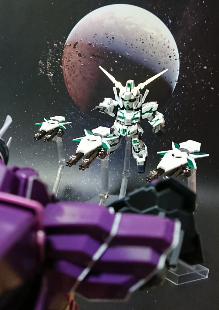 サイコフレームの緑発光はガンダムマーカー塗装で表現。