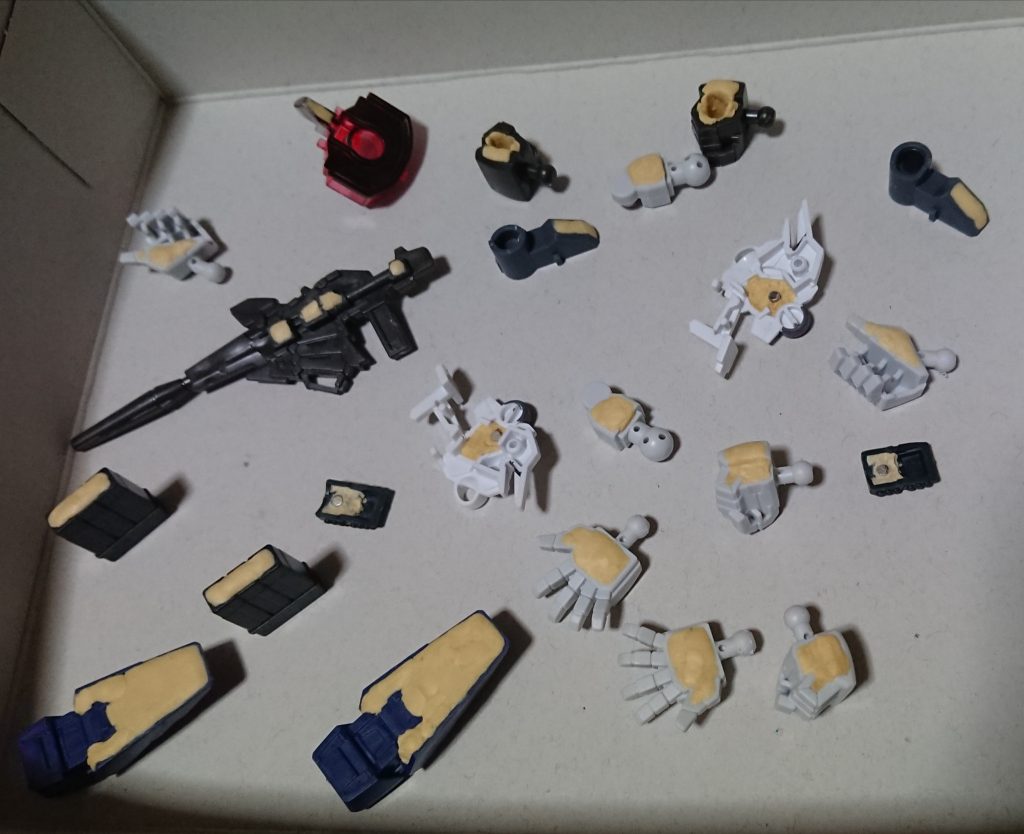 各種、肉抜き穴埋め。脚のグレネードは磁石接続式、パテで磁石を固定しています。