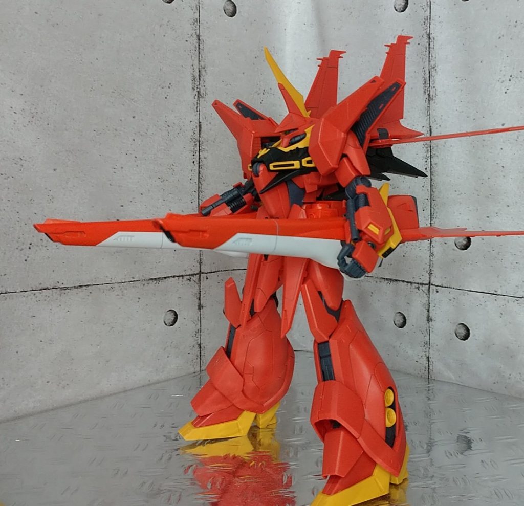 構えてのポーズ肉眼で見ると成型色と塗装部分の差異が結構見えるんですがこの距離だと意外と違和感なく見れますね