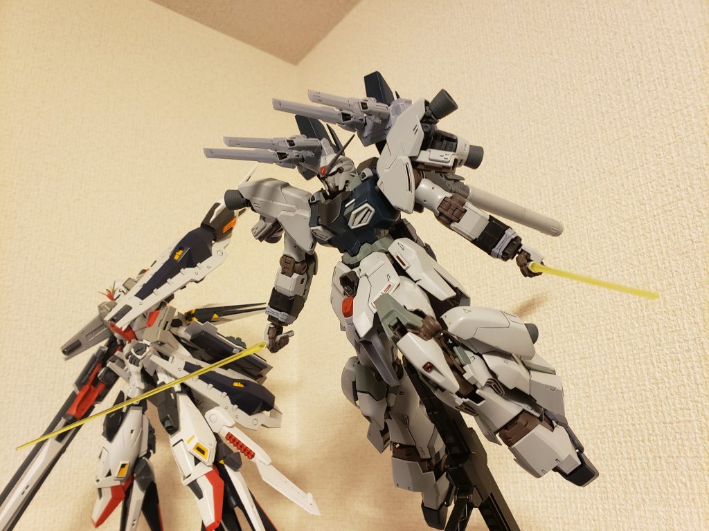 肩のファンネルは前方に向けてビームキャノン方に