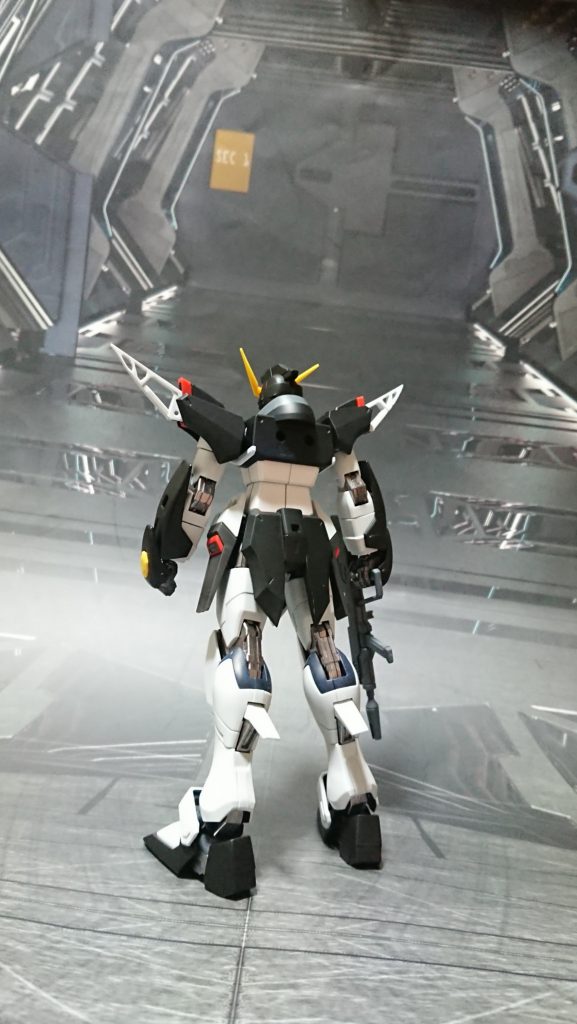 バックパック無しの背中。カラーリングは、″ガンダムデスサイズ″を参考にしています。