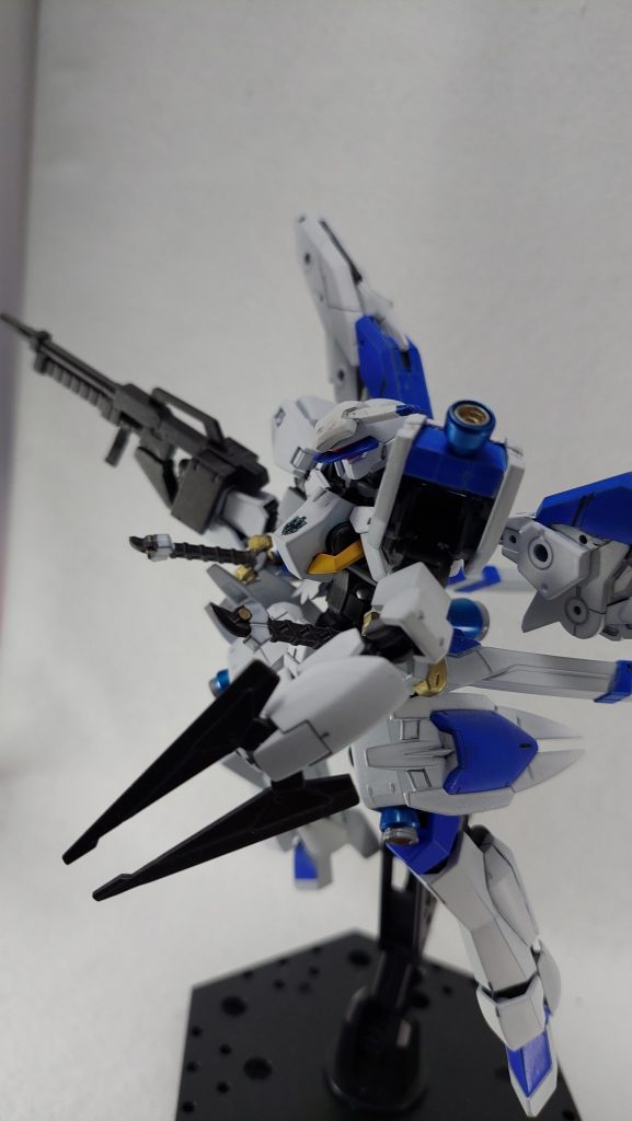 妄想インスト「機動戦士ガンダム 鉄血のオルフェンズ」のマクギリス・ファリドのファンであるGBNダイバーが使用する、彼の最後の乗機ガンダム・バエルを模したガンプラ。シュヴァルベ・グレイズの背部フライトユニットをクローウイングユニットに換装したことでベース機体のピーキーさを軽減、かつ一層の高機動化に成功している。