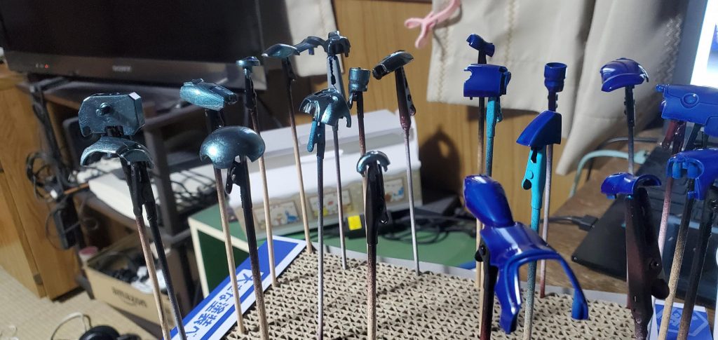 全部筆塗りでいこうとして最初メインカラーを純色シアン(右)で塗ったところなんか違うな～と思い、スタブラアイアン、ジュラルミンを混ぜた物を上から筆塗りしていくと下地?のシアンがうまく溶けて左のようなギラギラとしたものになりました