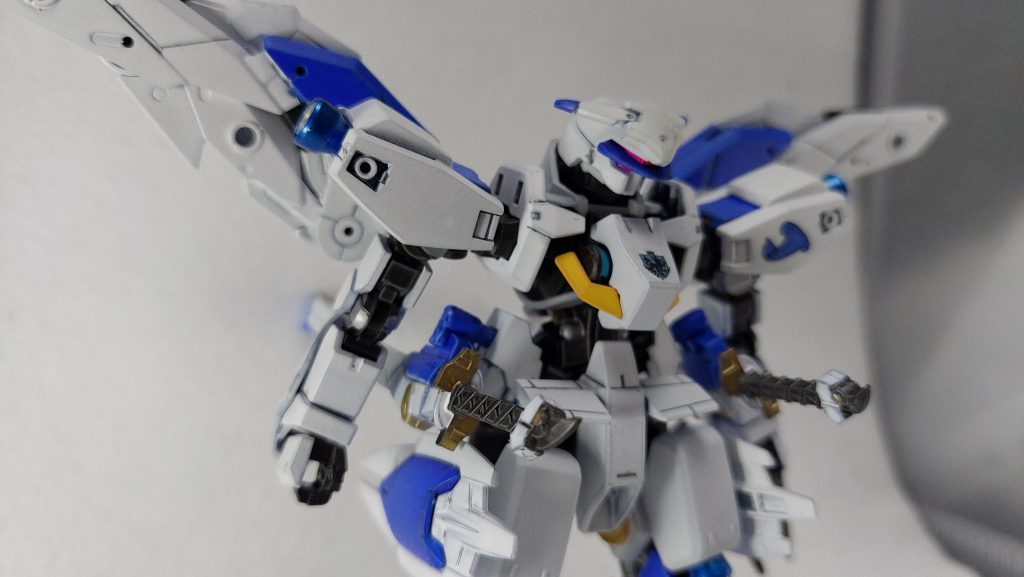 以前明色の塗装に挑戦した時は下地の色透けに悩まされましたが、今回は黒サフ→白サフの順で下地を作ってから塗装。思った以上にきれいに白が発色しますね！　シュヴァルベ・グレイズの濃い青系統の成型色に負けずに白く塗ることができました。せっかくなのでクレオスのMSホワイト、光沢ホワイト、グランプリホワイトの3種を使ってみましたが、さほど違いが出ているかというと……