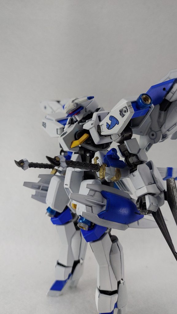 当初はバエルとのミキシングを想定していたのですが腕、腰、バックパック等各パーツの相性が思った以上に悪く僕の技術力では手に負えず。こんな事もあろうかと想定していた「むしろバエルのパーツ使用なしでバエルっぽくでっちあげる」方向に修正。スラスターウイングは30MMのマルチウイング、バエル・ソードはMSランチャー01の刀で代用。マルチウイング付属のヘッドパーツがバエルのアンテナに比較的近いデザインだったのも幸運でした。結局、バエルから使用したのは左肩のホイルシールのみとなっています。