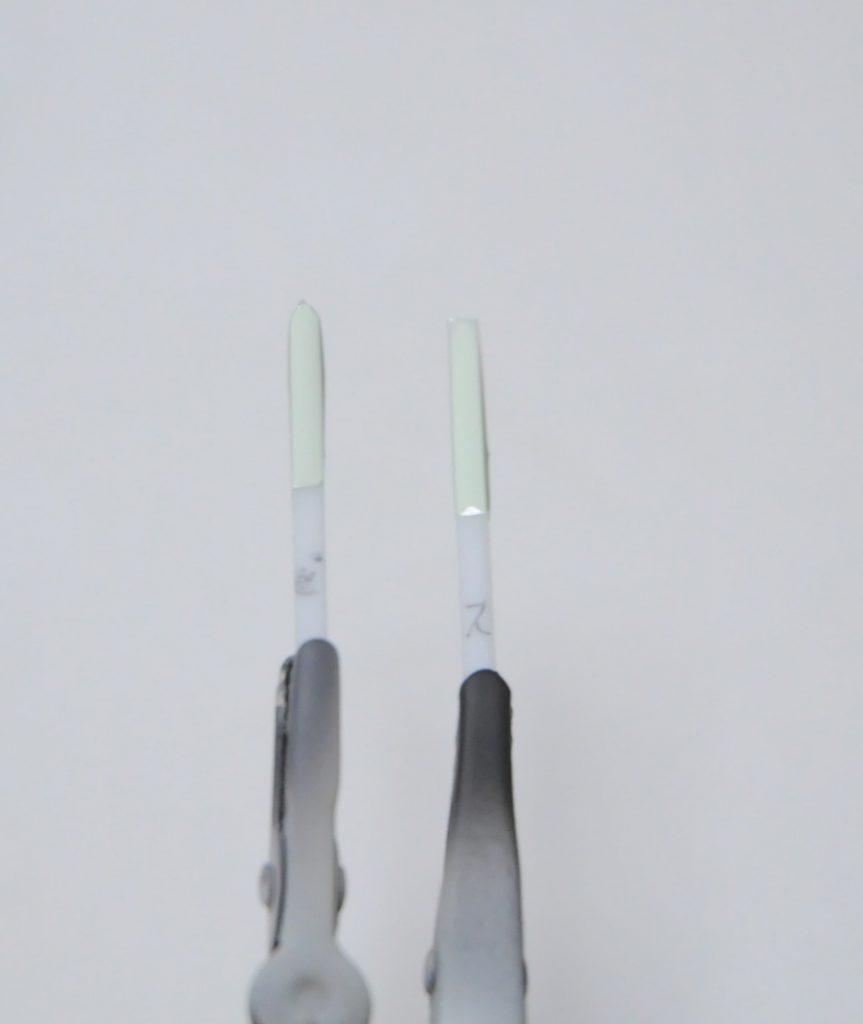 上記のホワイトグリーンとRXー78ホワイトの比較です右が水性ホビーカラー、ホワイトグリーン左がビルダーズカラーのRXー78ホワイトどっちがどっちか分からないレベルで同じですそもそもホワイトグリーンはガンダムのために作られた色らしいとも聞くので、再現しにいった色がそもそも同じだったのかもしれません