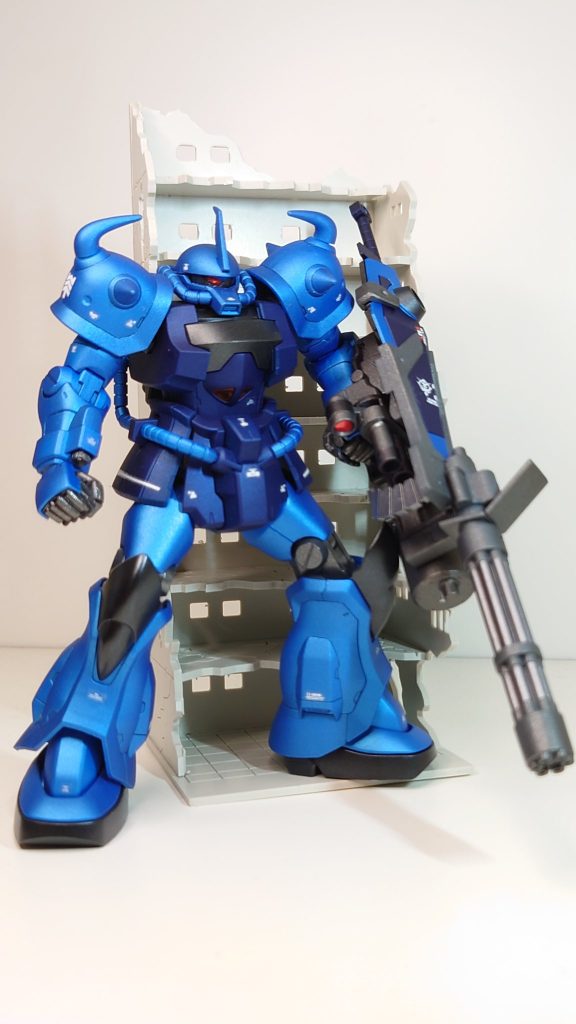 グフカスタムには壊れたビルがよく似合う…。