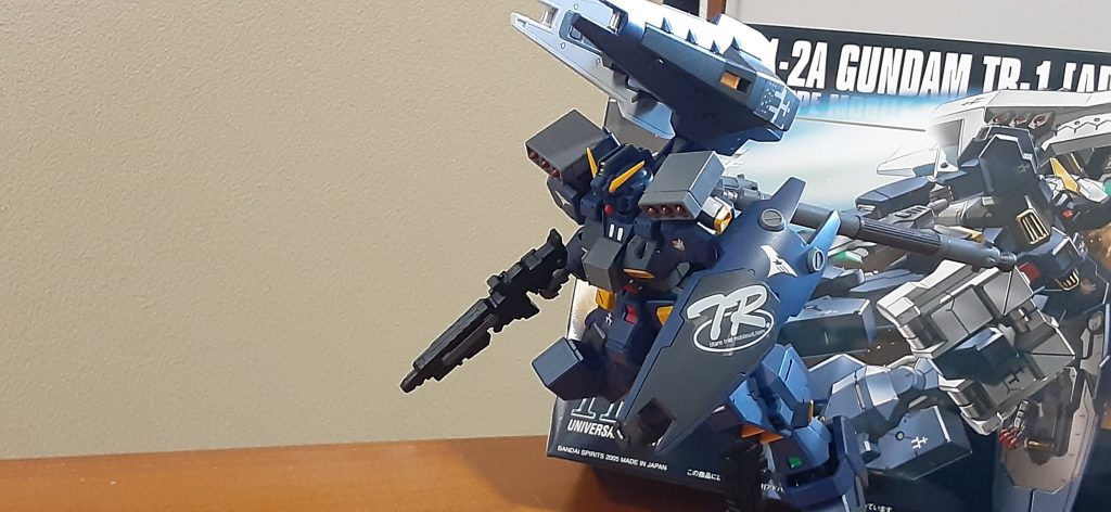 まずは強襲仕様からスタークジェガンぽく胸部に脱着可能なアーマーと、旧HGUCザクⅡから転用したミサイルポッド(これもポッドの溝を利用して脱着できるようにしました)胸部アーマーはネオジムです。ライフルは30MM武器セットを改造して持たせてます、ライフル持ち手にぴったりです‼️