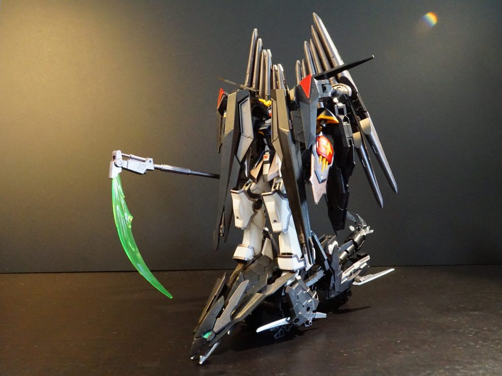 第5形態: サブフライトシステム形態デスピア・ビーストがサブフライトシステムに変形した形態で、イメージはジャスティスのファトゥムです。ポイントは支援メカの前脚根元につけた足場(カギ爪)で、デスサイズ本体の足を固定できるようにしたところです。膝立ちしてウイング展開するとヴァサーゴ×アシュタロン風にもなる気がしますが、、怖くてまだ試していません(汗)