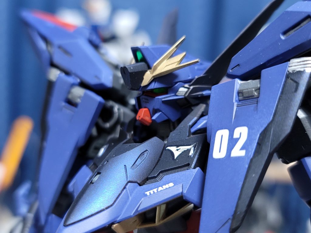 カラーレシピはメインがシルバーにティターンズブルー2黒はウイノーブラックにクリアで薄めたサファイアブルー(オススメ)レッドはレッドゴールド下地にモンザレッドアンテナ等のゴールドはウイノーブラックにレッドゴールドフレームはガンメタサフとなっております。