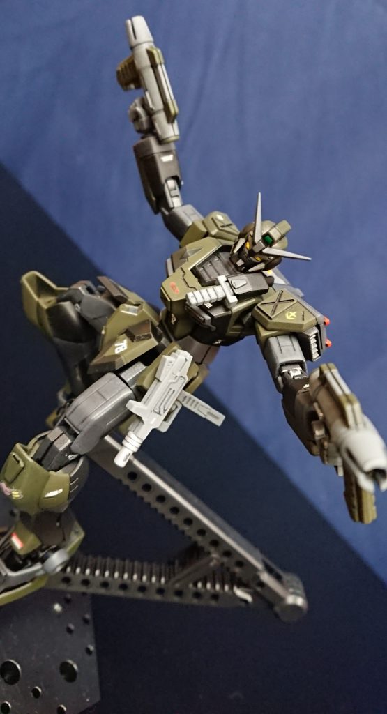 ビームスプレーガンを撃ちまくるバレットピクシー。アーミー感を強くしたかったのでメインカラーはザクのようなグリーンにしたかったのですが、連邦愚連隊のピクシーと被るので、オリーブドラブに変更。でもそのおかげで特殊部隊チックな色にはなりました(爆)名前も射撃由来にして、少しオリジナリティを出してます。あと、ピクシーのトレードマークのハートは、肩には貼れなかったので左足の膝に貼ってます
