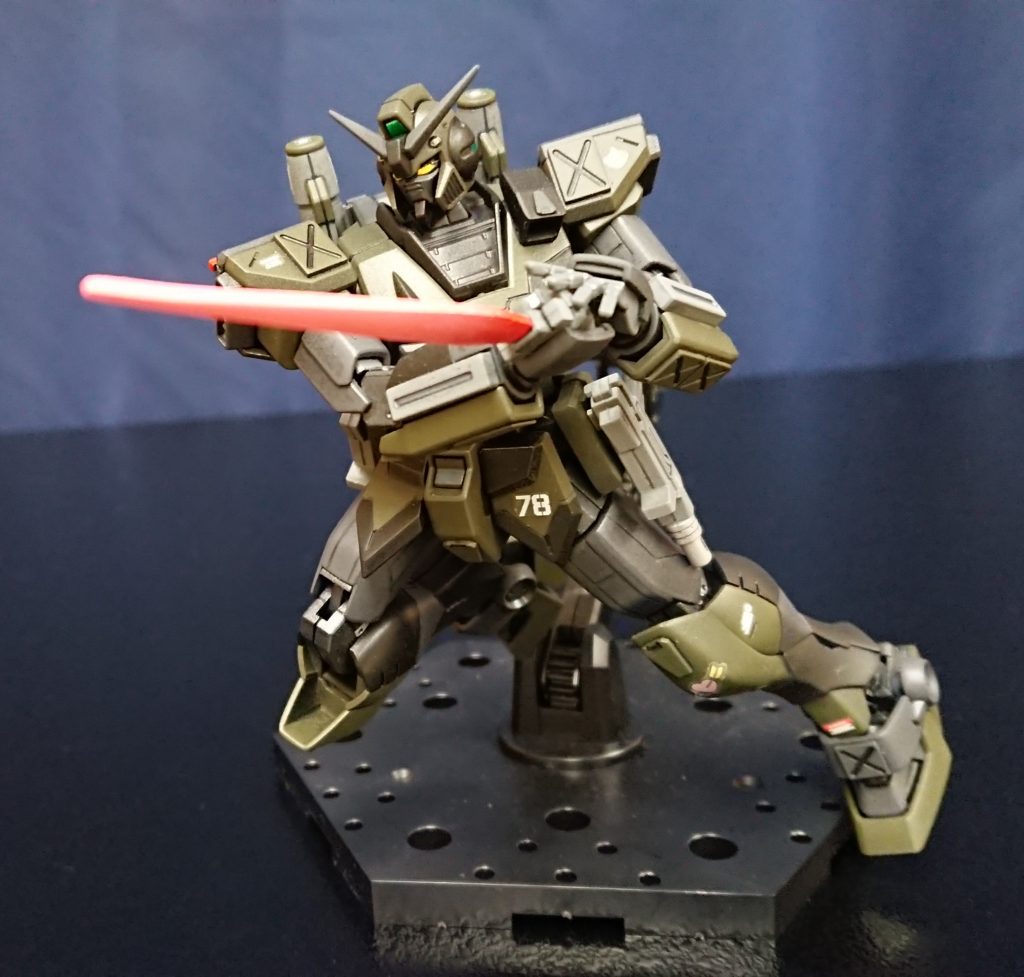 腕を2mm延長した恩恵なのか、ダガーの構えが柔軟に決まってくれてますw実は延長する予定はなかったのですが、太ももの溝を埋めるために2mm板で蓋したら結果的に足が伸びちゃったので、それに合わせて腕も延長させました(^^;)