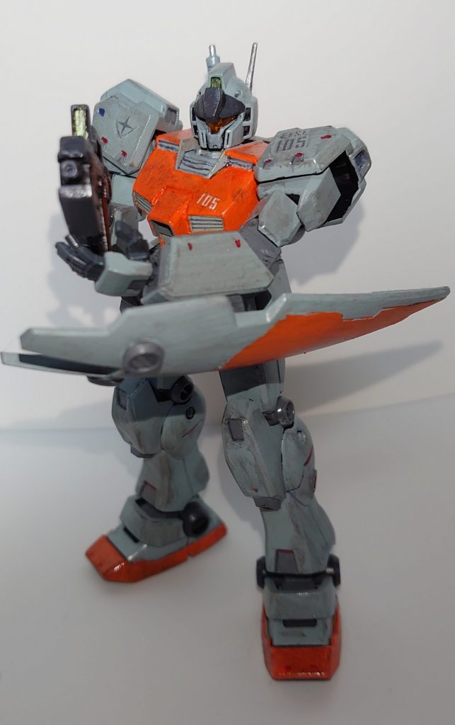 オレンジはクリアオレンジのスプレーを重ね吹きしたり、容器に出して筆で塗ったりしてます。その他の色は贅沢にシタデル使ってます。スプレーの方が均一な面が出来るはずが、焦って厚く吹いて垂らしたりしてリカバリが大変でした。良いものを作りたいなら焦りは禁物ですね。リカバリしたものの、つや消し吹いても何故かツヤッツヤになってしまいました…首元もスミ入れという名のペンでの書き込みをしたのでヨレてしまっています。無念。