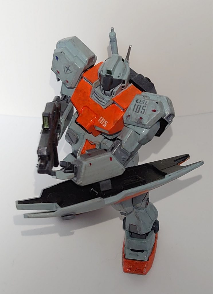 上から。ジムクゥエルやジェガン等はこの角度からが結構好きです。固定ポーズなのはつや消ししたくてガンガンスプレー吹いたら右腕の付け根が割れたため。やはり焦りは禁物でした…