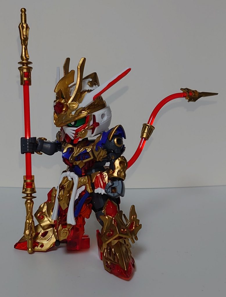 サイドから。スネ、サイドアーマー等、赤も結構足りないので、ガンダムマーカーで塗ってます。マーカー塗りは気軽で楽しいですね。