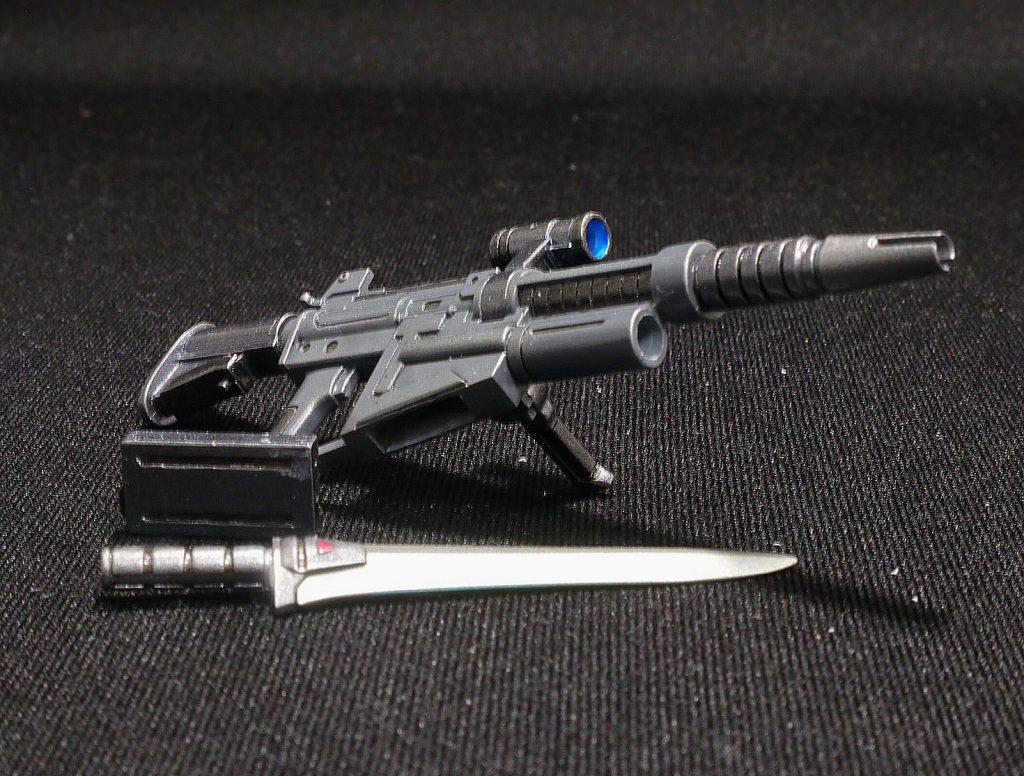 ライフルは、マガジン着脱と、ヒートナイフ着脱可能です。銃剣はけずって片刃に変更。