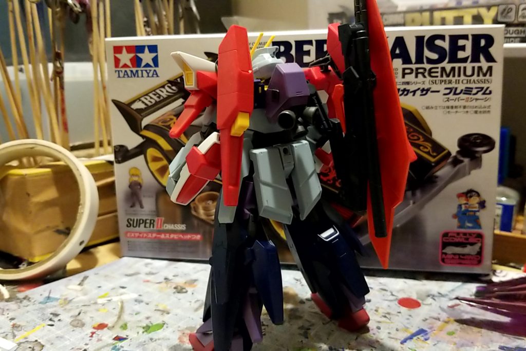 腕部のライトニングとオービタルの接続はそのままにアーマーは3ミリのプラ棒で接続ゼルトザームのフォールディングデストランチャーを2門用意シールド部分はアシンメトリーなため取り外し、ランチャー本体に3ミリの穴があるのでそこにオービタルのパーツを使用フロントスカートはゼルトザーム水性塗料で筆塗り全塗装です