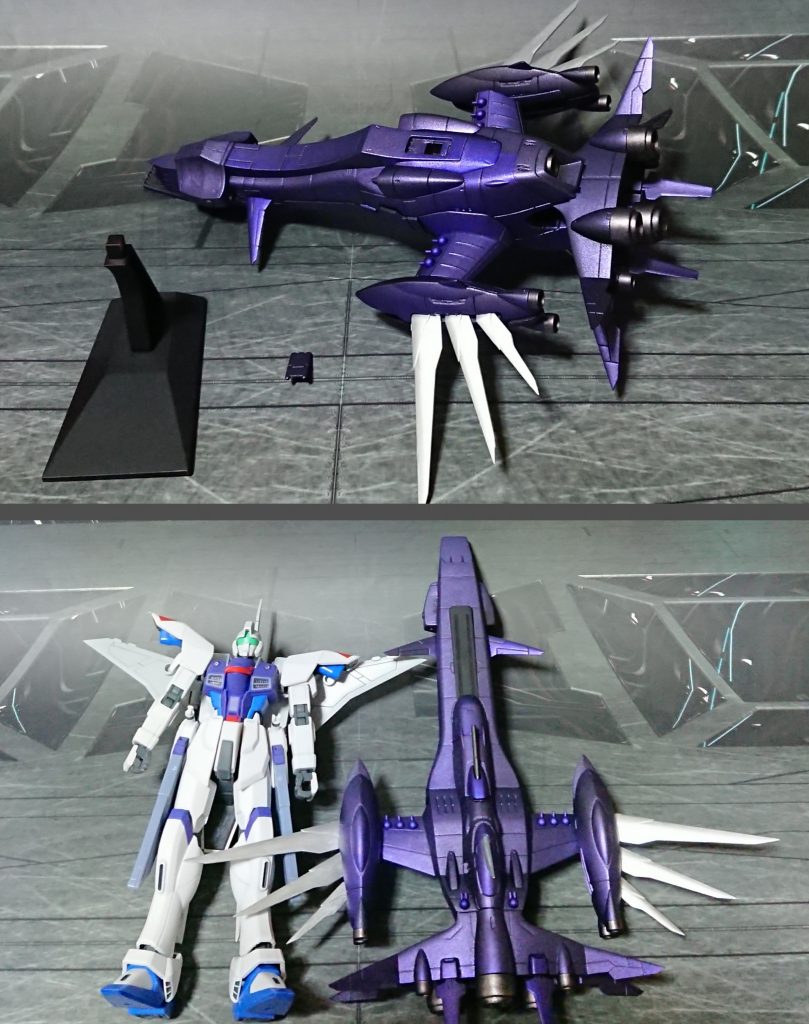 艦底部と、サイズ比較。比較用モデルは1/144 フリーダムジム。