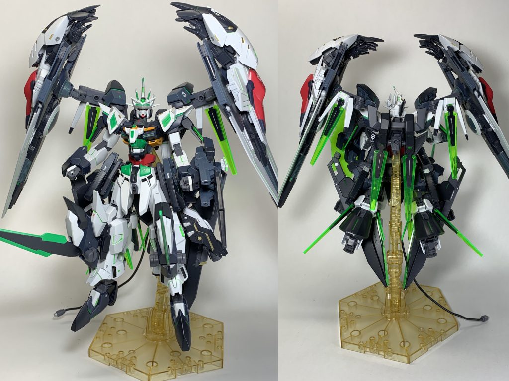 この機体は戦後にヴェイガンギア・シド級の脅威に備えて設計された機体となっており、歴代のガンダムや最終決戦でレギルスから引き継がれたEXA-DBの情報やヴェイガン系技術も導入されたAGE-FXの後継機という設定になります。名称のASFixは「Advanced Saviour Fix」となり、次世代の英雄を見出し導くための機体といった意味合いに（無理やりですが）なります。最大の特徴はバックパックから接続されている二基の大型バインダーになり、バインダーのポジションを変更することで機体性能を変化させて状況に対応する方向での進化を遂げており、その際は歴代の機体の特性も引き継いでいます。