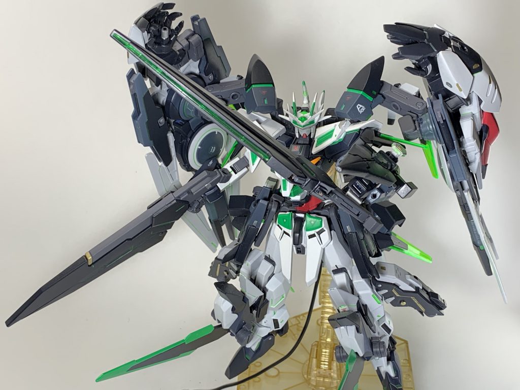 デフォルトポジション基本ポジションとなるこの状態では、バインダーを大型シールド兼斥力推進器として使用する機体バランスを重視した形態となり、各ガンダムのノーマルウェアに該当した特性を持ちます。左腕部に装備された盾形複合兵装「DODSランサーシールド」や機体腰部ユニットに接続された武装「DODSベイオネット」を使用し、汎用性に富んだ戦闘力を発揮します。ランサーシールドのランサー部分は有線射出が可能となっており、また先端部を展開することでクローユニットとしての機能も備えています。