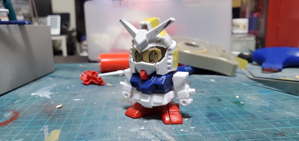 SDガンダムフルカラー劇場の体格(頭でかくて体小さめ)に近づけるため、素材はEXスタンダード ガンダムの頭と体の小さいGジェネキット No.20 ガンダム(Gアーマー仕様)を使用しています。また、SDガンダムフルカラー劇場の顔にするため目と口を新たに作りました。