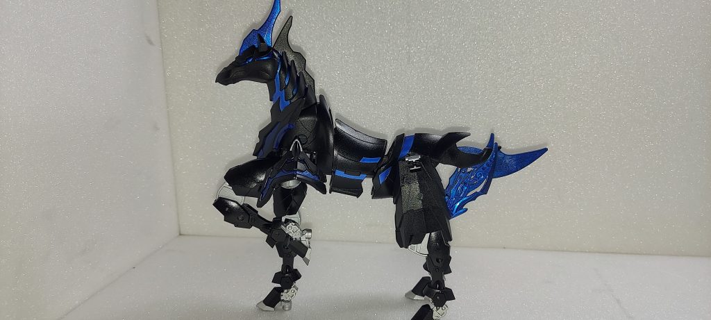 SD軍馬と30MMのスピナティア×２です。スピナティアの胴体に軍馬の胴体を被せているので胴体部分も稼働します。