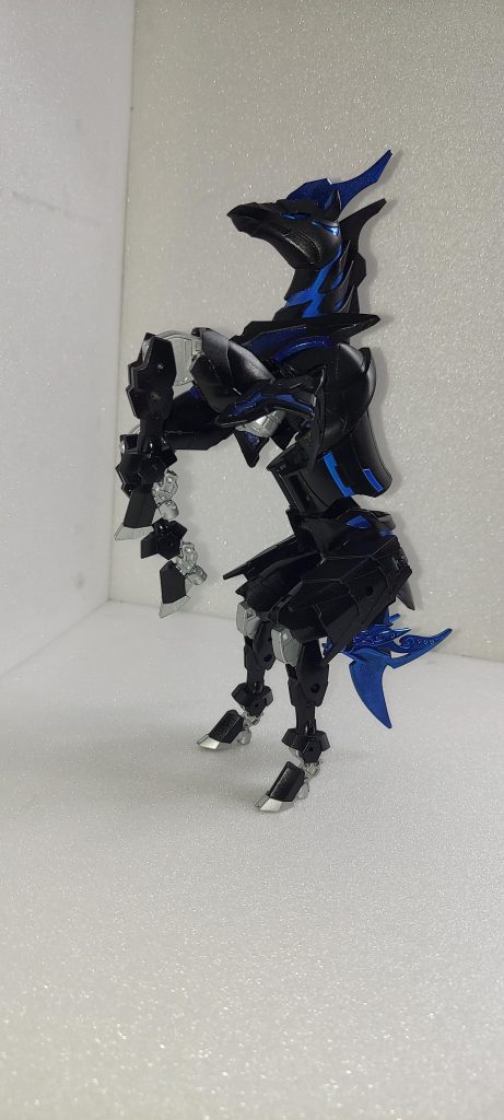 馬といえばこのポーズ！！支え無しで後ろ足2本だけで立てます。