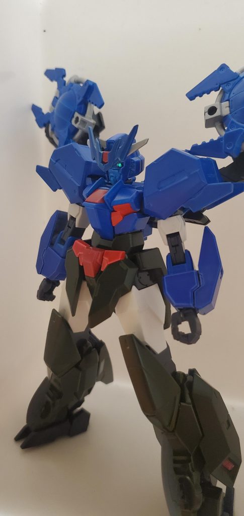 脚には「レッグブレード」を装備できます。バックパックの輪は投げたり電流を流したり使い方色々スパロボオタクが作った物なのでバトルの際は技名を叫んでる事でしょう。「レッグブレェェード」「ブーメラン❗ソォーサァー」「マグフォース❗サンダァー」