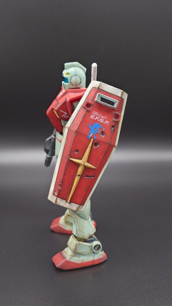 シールドは、ザク・マシンガンの銃弾やヒートホークを受けた傷をイメージした加工です。