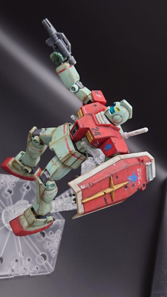 メインカメラは内側からブルーの水性マジックで塗っています。頭部の中に、アルミホイルを丸めた物が入っているので、光の屈折で光って見えることもあります。