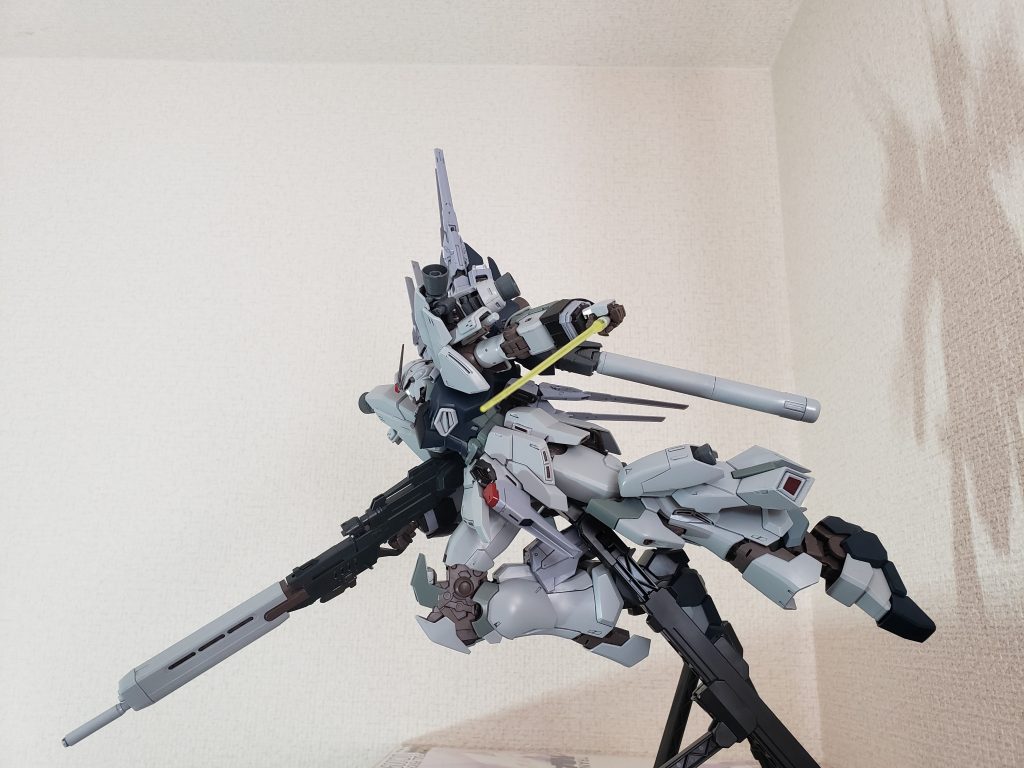 メガビームライフルとサーベル膝の機構がかっこいいです(笑)